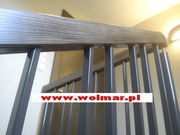 Drewniane poręcze ze stalowymi balustradami lakierowanymi
