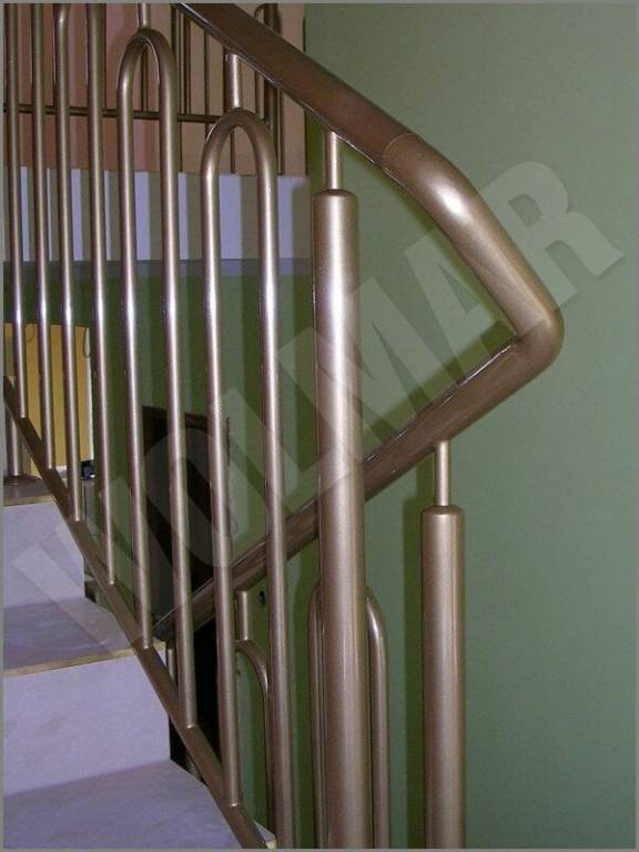 Stalowa nietypowa balustrada w połączeniu z fioletowymi schodami to niezbyt dobry pomysł.