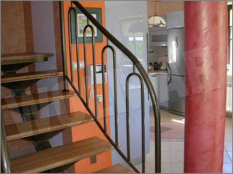 Balustrady lakierowane stalowe mocowane do nowoczesnych schodów drewnianych