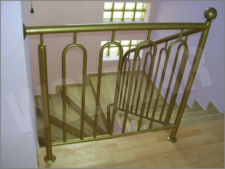 Barierka schodowa lakierowana w kolorze złotym połączona z balustradą