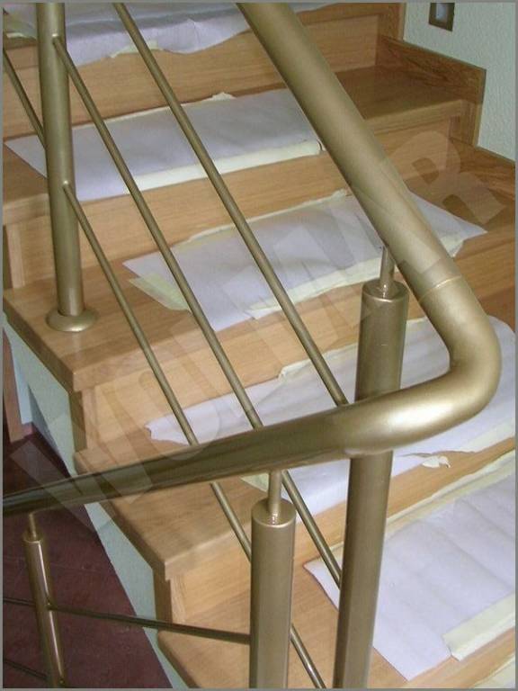Zakręcona poręcz malowanej proszkowo barierki schodowej