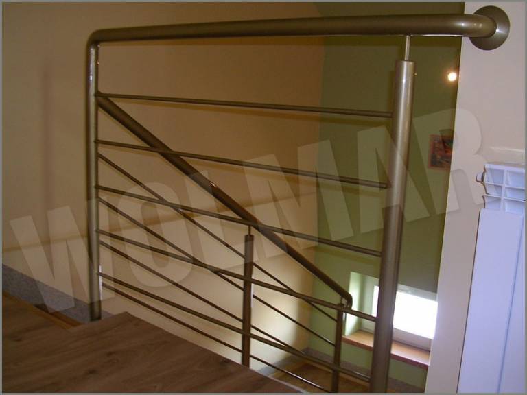 Proste mocowania balustrady lakierowanej dobrze prezentują się przy połączeniu z drewnianymi schodami