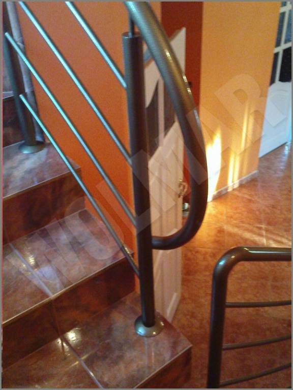 Barierki lakierowane proszkowo w połączeniu z balustradą schodową